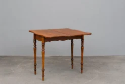 Biedermeier Spieltisch aus Nussholz, Mitte 19. Jhdt
