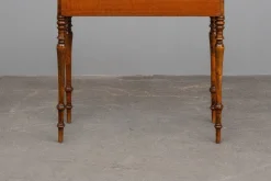 Biedermeier Spieltisch aus Nussholz, Mitte 19. Jhdt