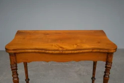 Biedermeier Spieltisch aus Nussholz, Mitte 19. Jhdt