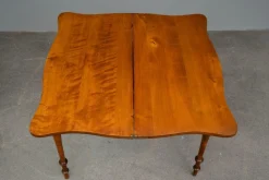 Biedermeier Spieltisch aus Nussholz, Mitte 19. Jhdt