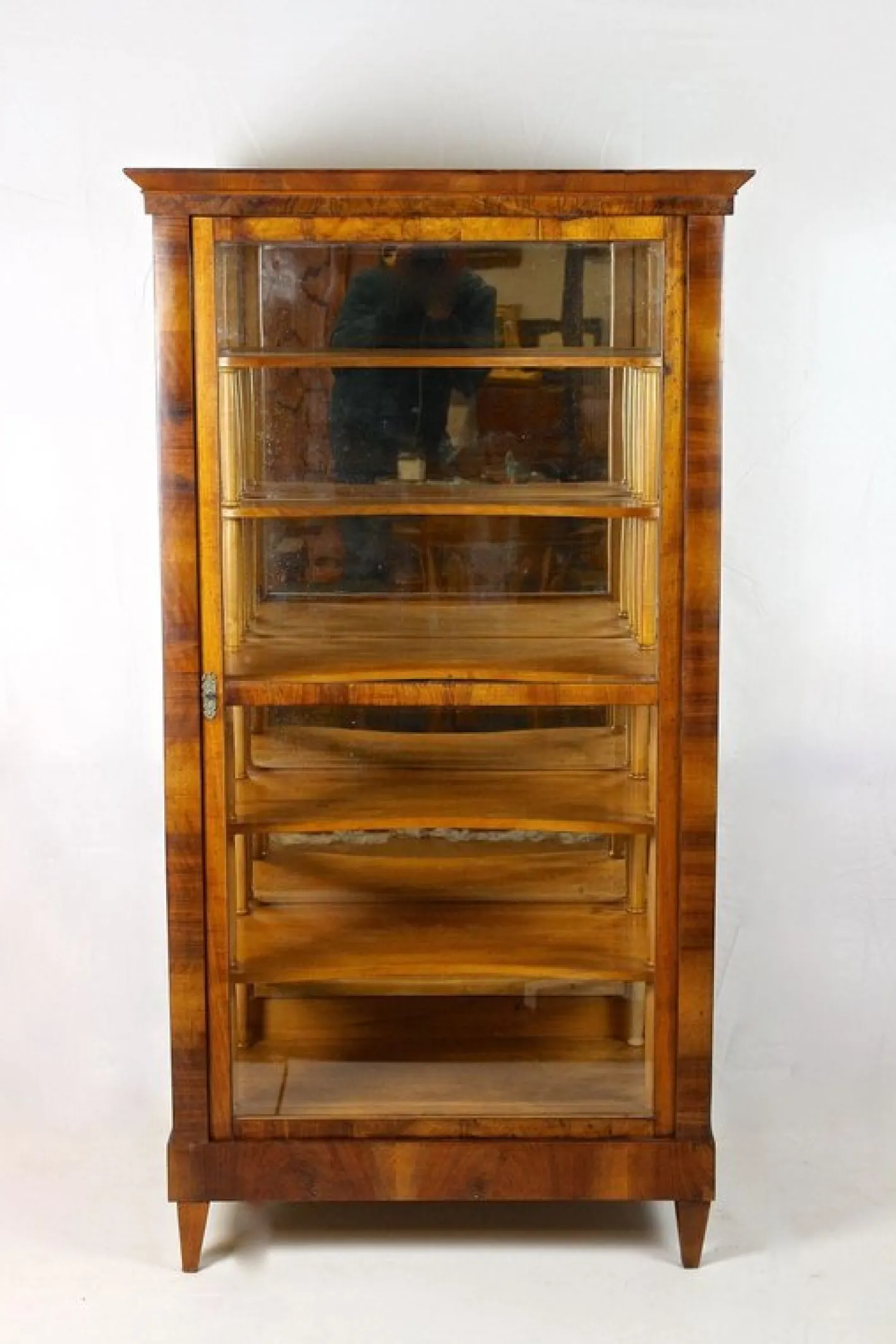 Biedermeier Vitrine aus Nussholz, 19. Jh., Österreich, 1840