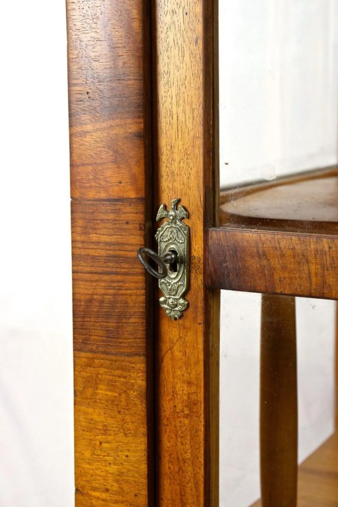 Biedermeier Vitrine aus Nussholz, 19. Jh., Österreich, 1840
