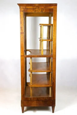 Biedermeier Vitrine aus Nussholz, 19. Jh., Österreich, 1840
