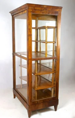 Biedermeier Vitrine aus Nussholz, 19. Jh., Österreich, 1840