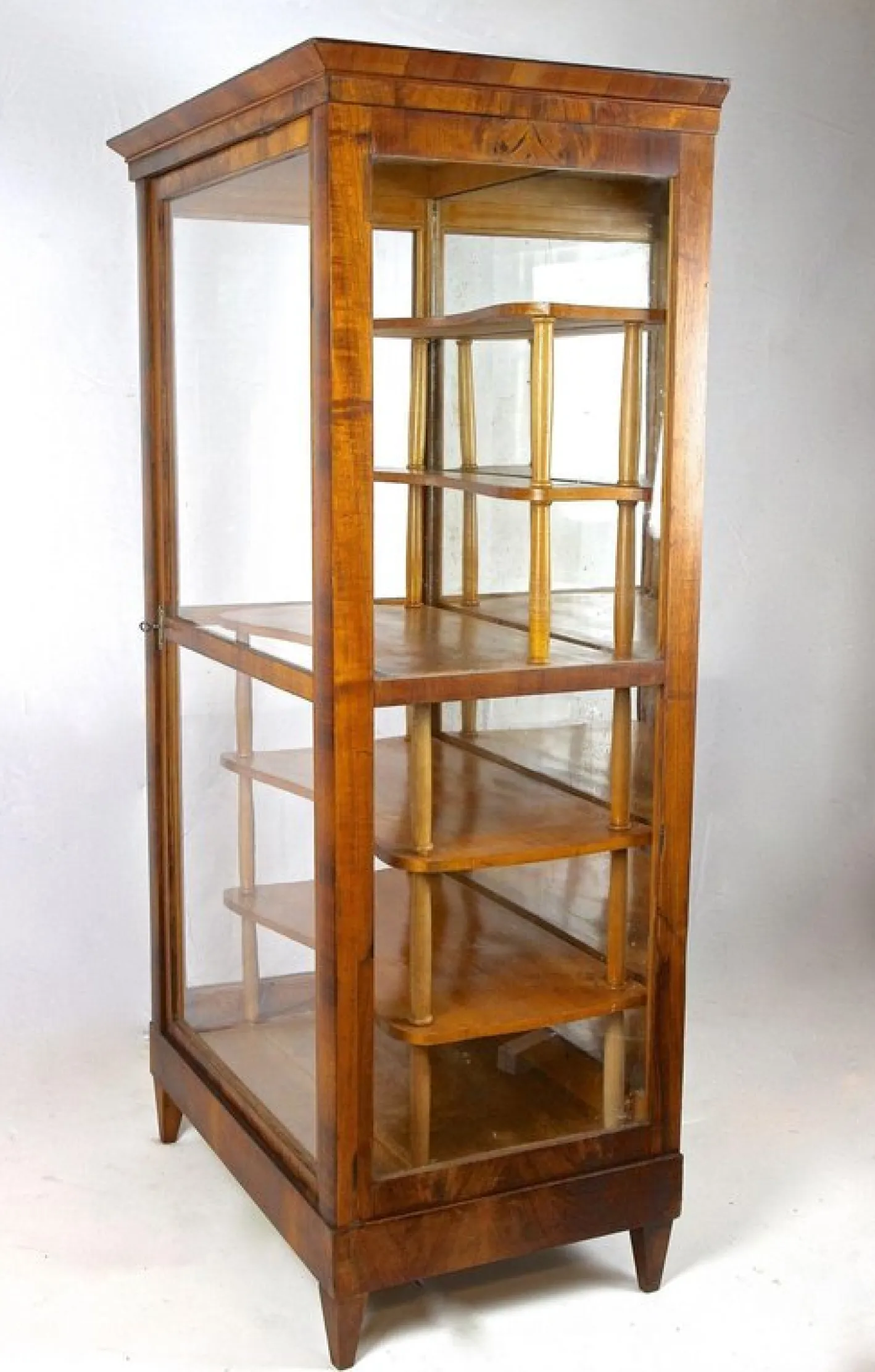 Biedermeier Vitrine aus Nussholz, 19. Jh., Österreich, 1840