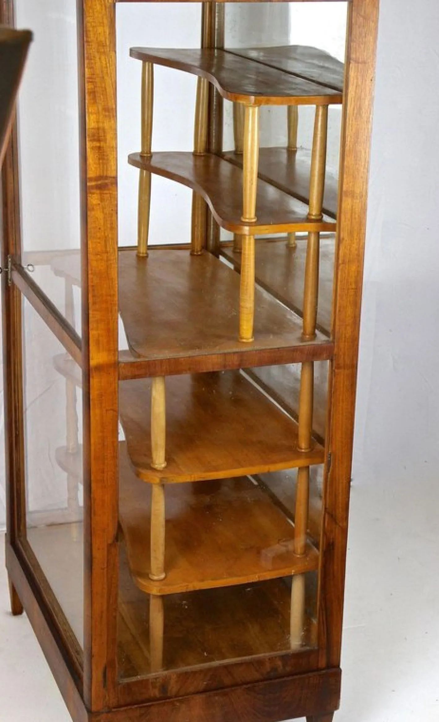 Biedermeier Vitrine aus Nussholz, 19. Jh., Österreich, 1840