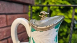 Bierkrug aus Keramik aus der Vorkriegszeit mit Adlerkopf-Griff
