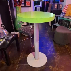 Bistrotisch aus grünem Laminat
