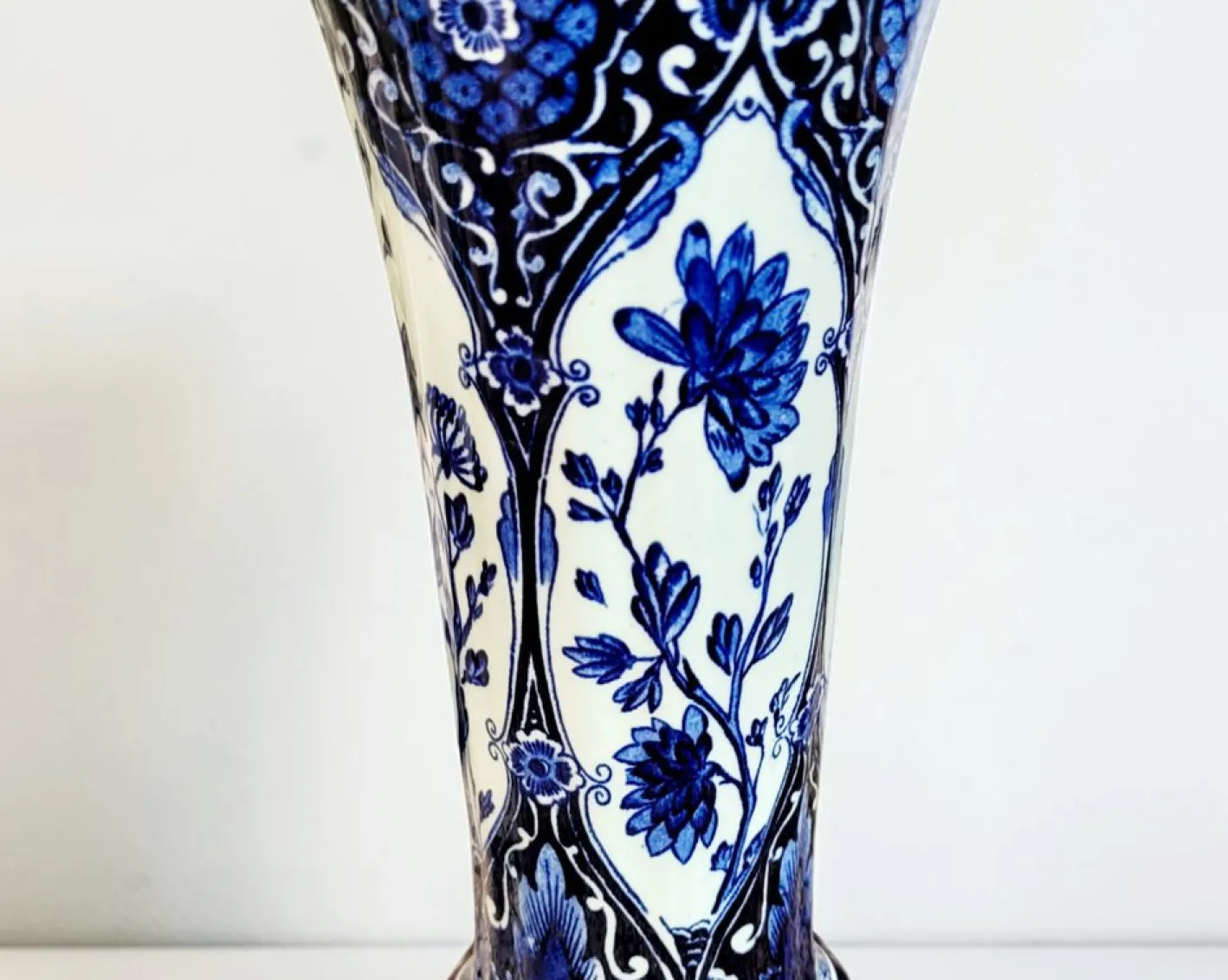 Blaue Delft Vasen in Trompeten-Optik von Boch Royal Sphinx Maastricht, 1960er, 2er Set