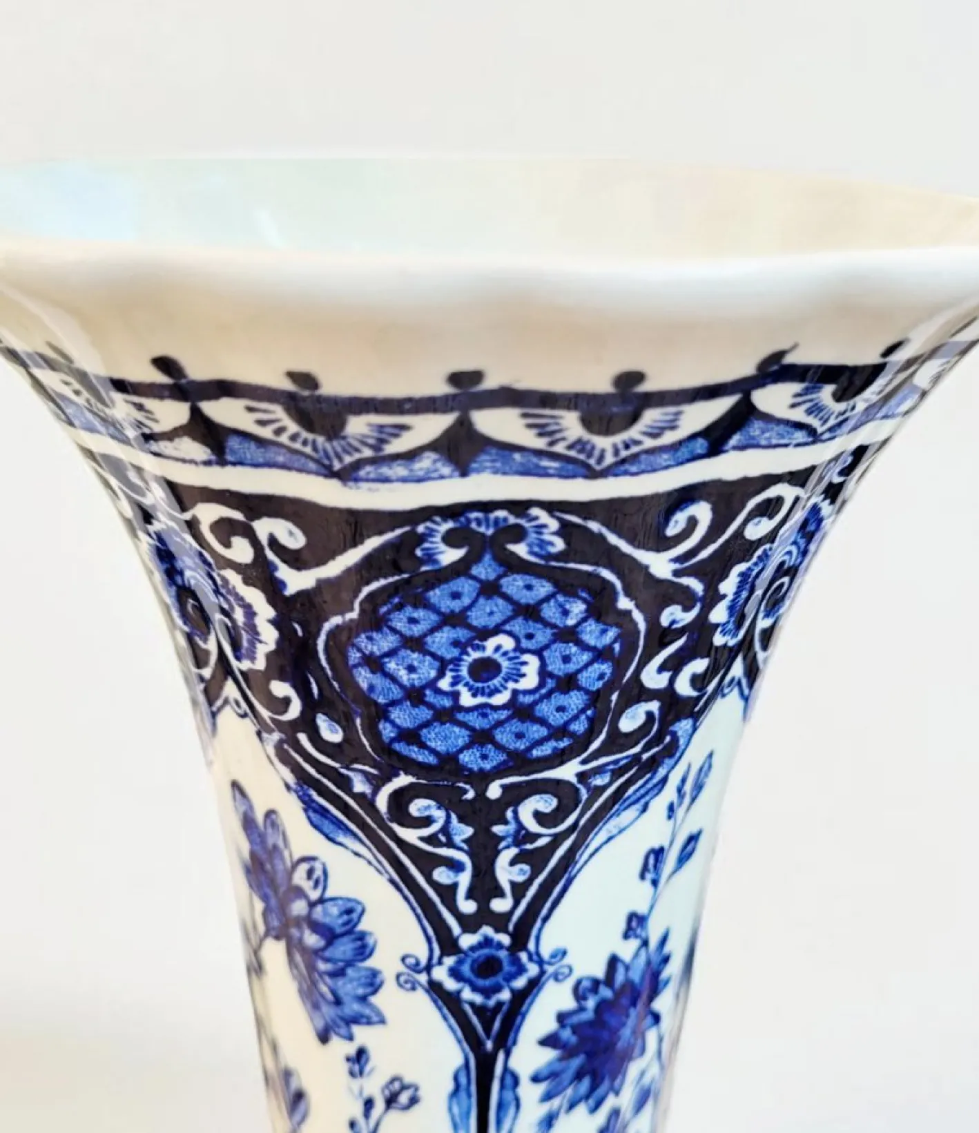 Blaue Delft Vasen in Trompeten-Optik von Boch Royal Sphinx Maastricht, 1960er, 2er Set