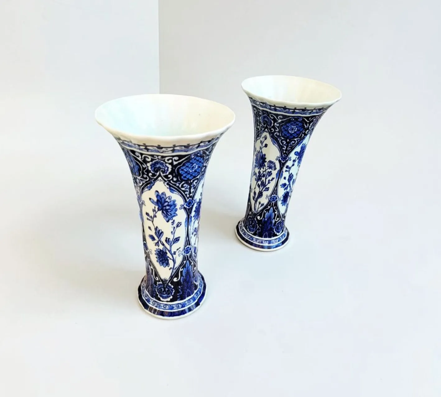 Blaue Delft Vasen in Trompeten-Optik von Boch Royal Sphinx Maastricht, 1960er, 2er Set