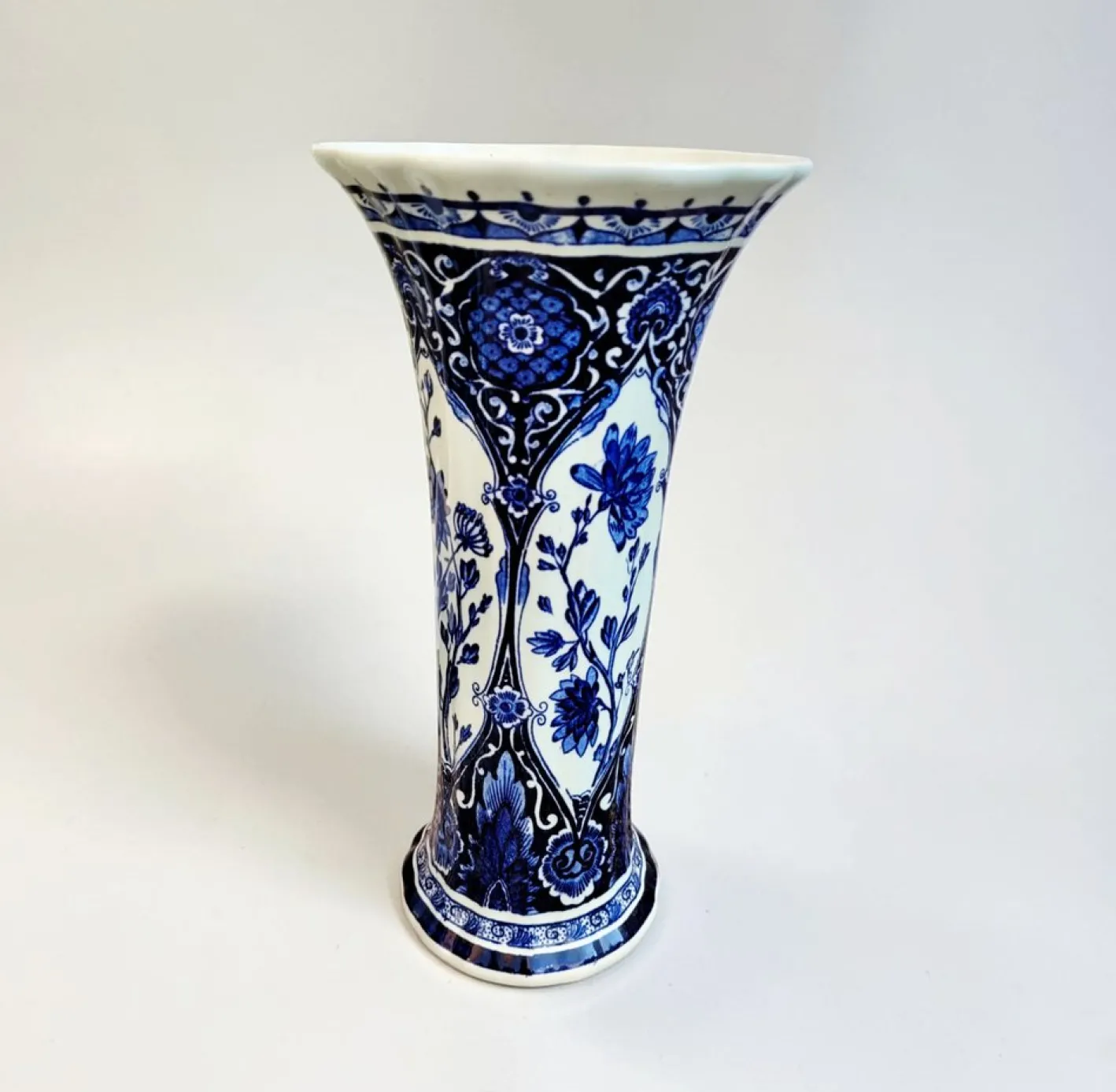 Blaue Delft Vasen in Trompeten-Optik von Boch Royal Sphinx Maastricht, 1960er, 2er Set