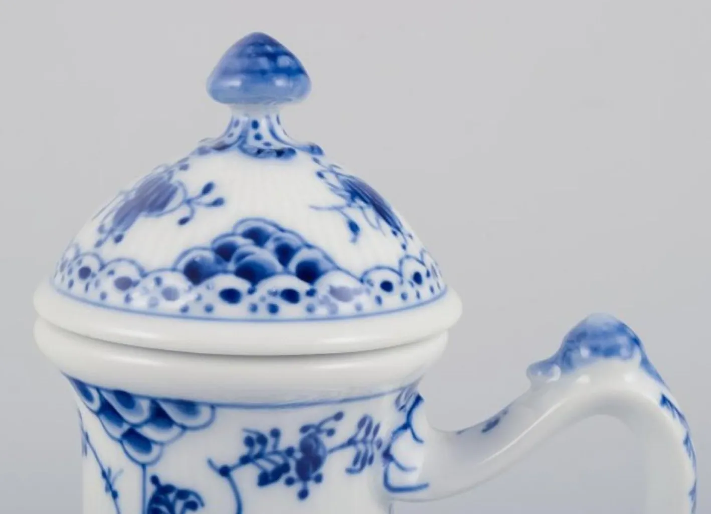 Blaue Kannelierte Kaffeekanne aus Porzellan von Royal Copenhagen, 1960er