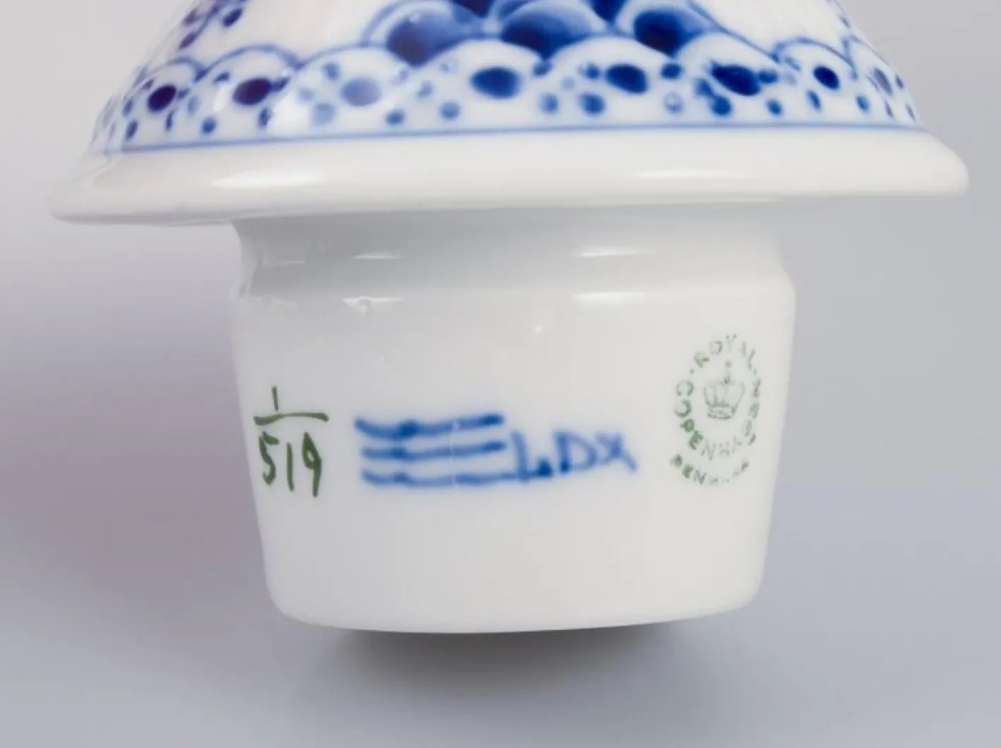 Blaue Kannelierte Kaffeekanne aus Porzellan von Royal Copenhagen, 1960er