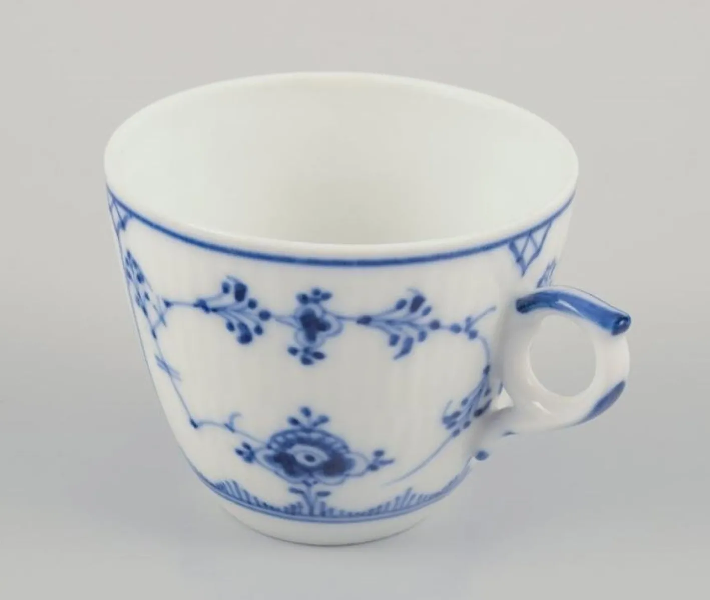Blaue Kannelierte Kaffeetassen mit Untertassen von Royal Copenhagen, 1960er, 12 Set