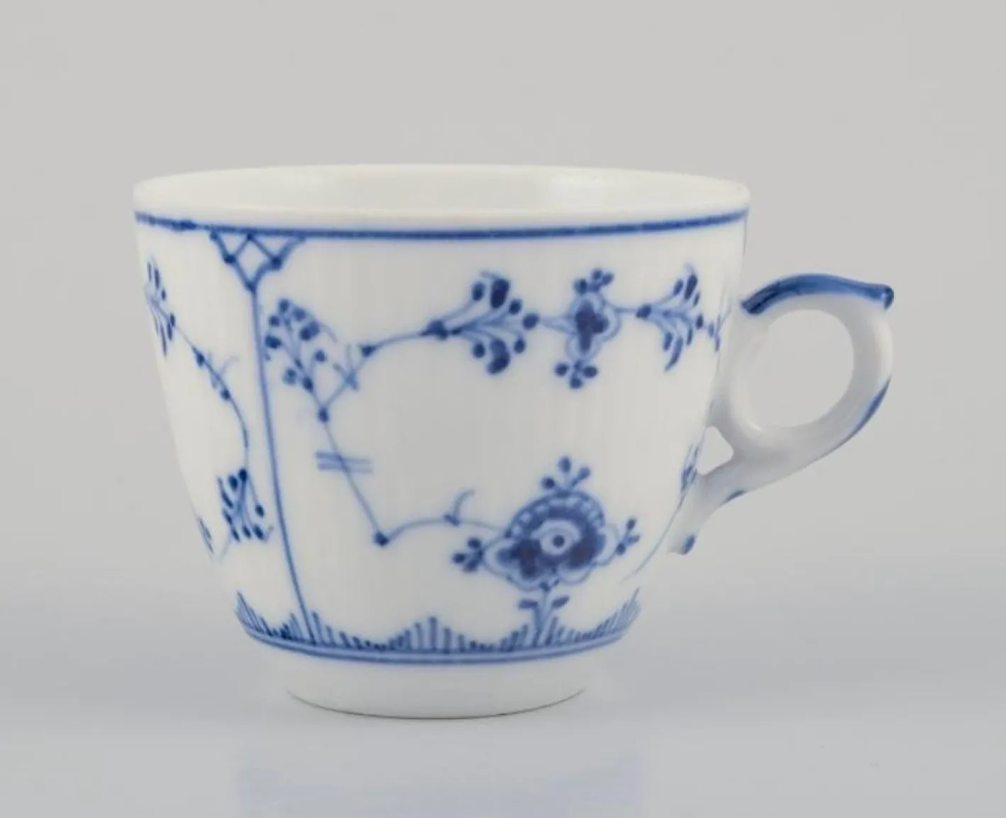 Blaue Kannelierte Kaffeetassen mit Untertassen von Royal Copenhagen, 1960er, 12 Set