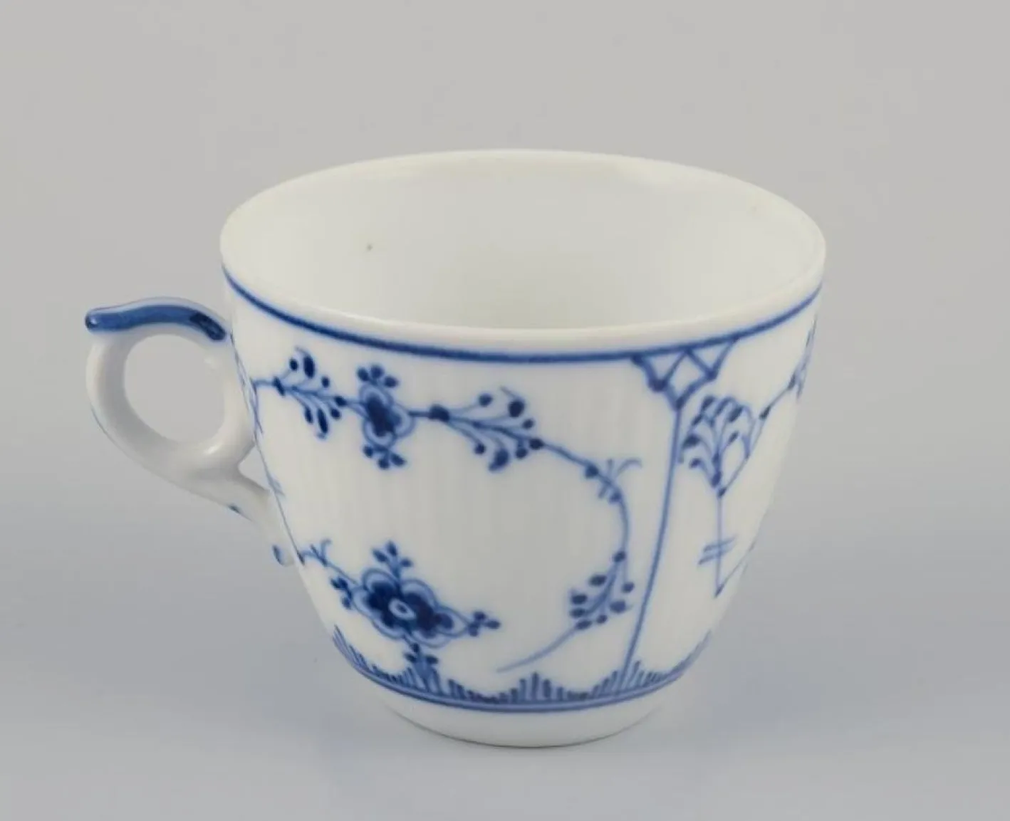 Blaue Kannelierte Kaffeetassen mit Untertassen von Royal Copenhagen, 1960er, 12 Set