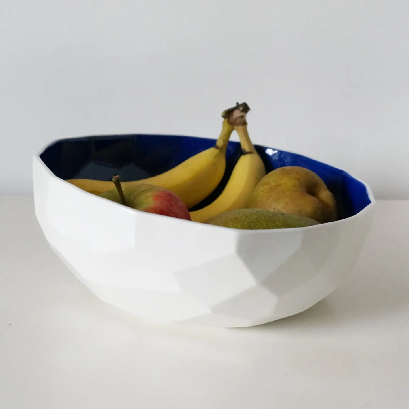 Blaue Obstschale in Polygon-Optik von Studio Lorier
