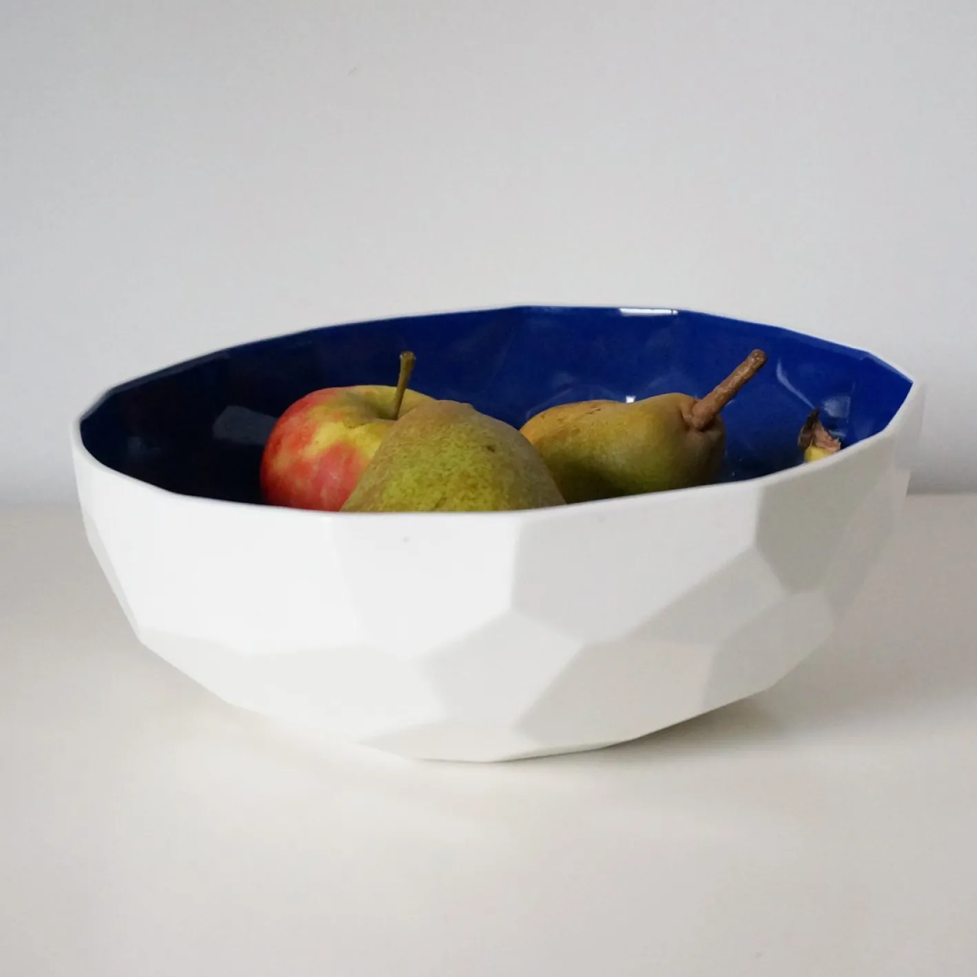 Blaue Obstschale in Polygon-Optik von Studio Lorier