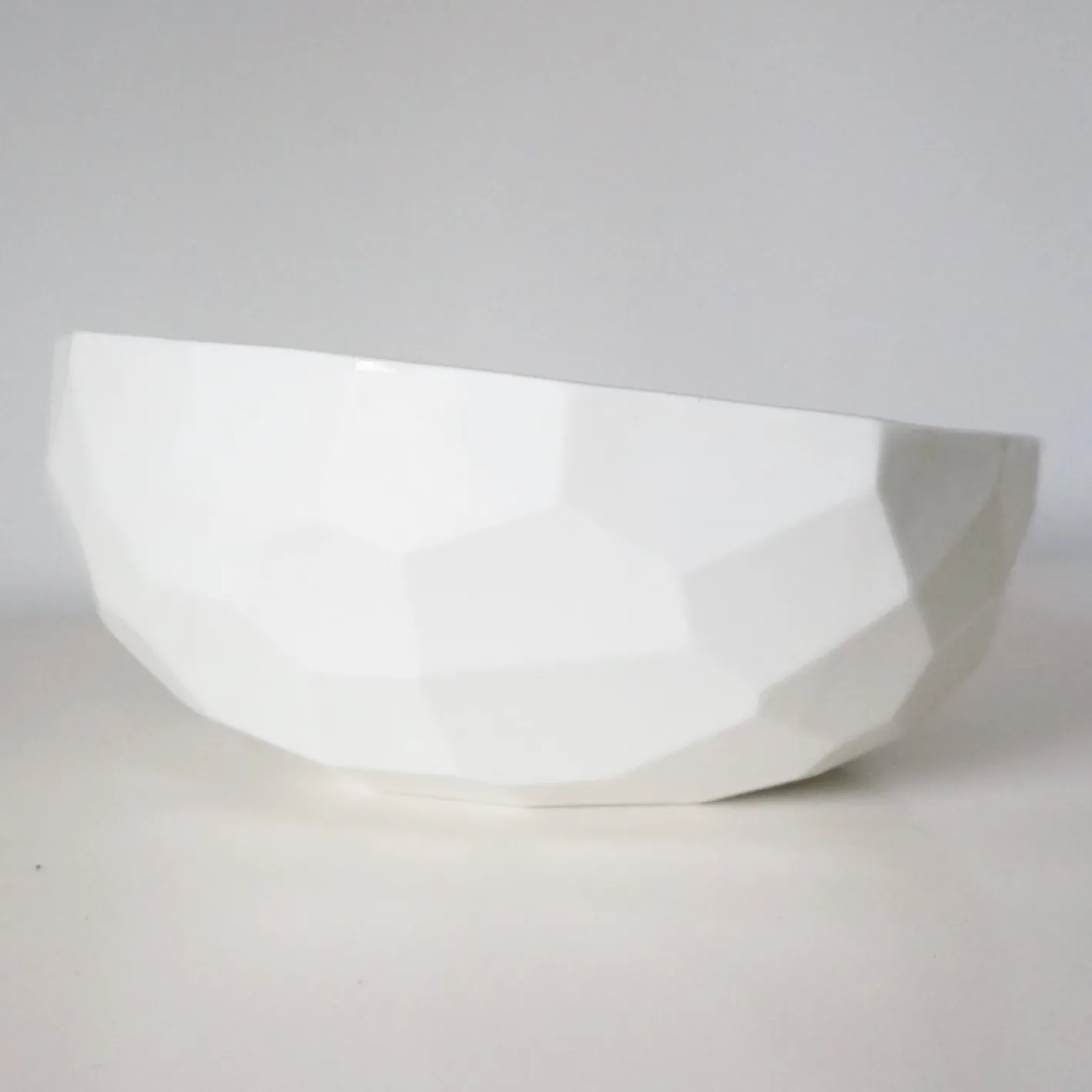 Blaue Obstschale in Polygon-Optik von Studio Lorier