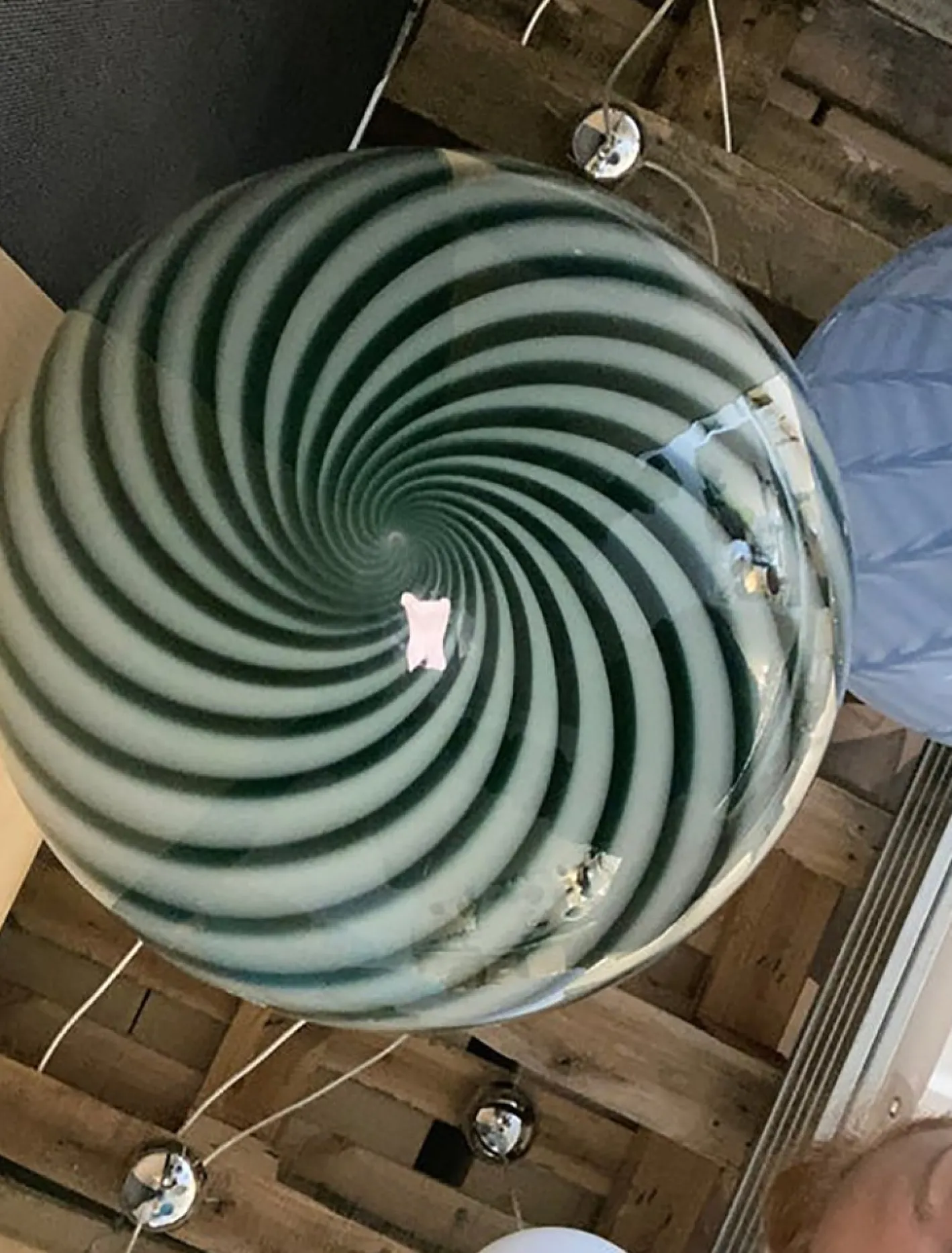 Blaue und milchig-weiße Sphere Hängelampe aus Muranoglas von Simoeng