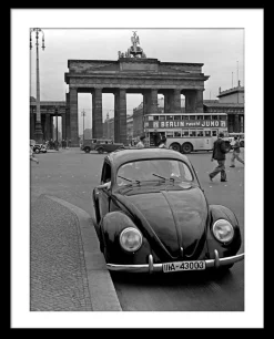 Brandenburger Tor mit dem Volkswagen Käfer, Deutschland, 1939
