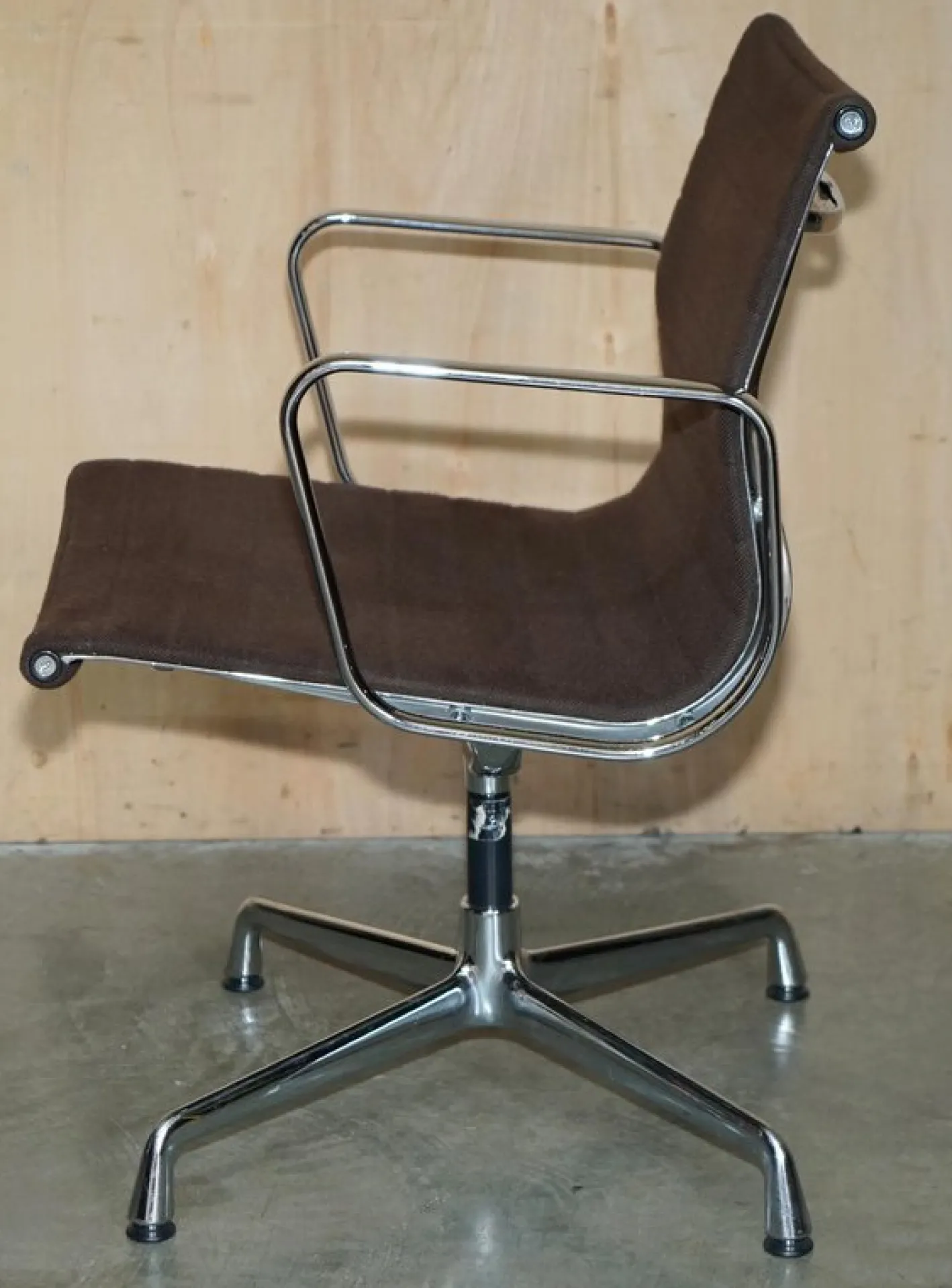 Brauner EA 108 Drehstuhl von Charles & Ray Eames