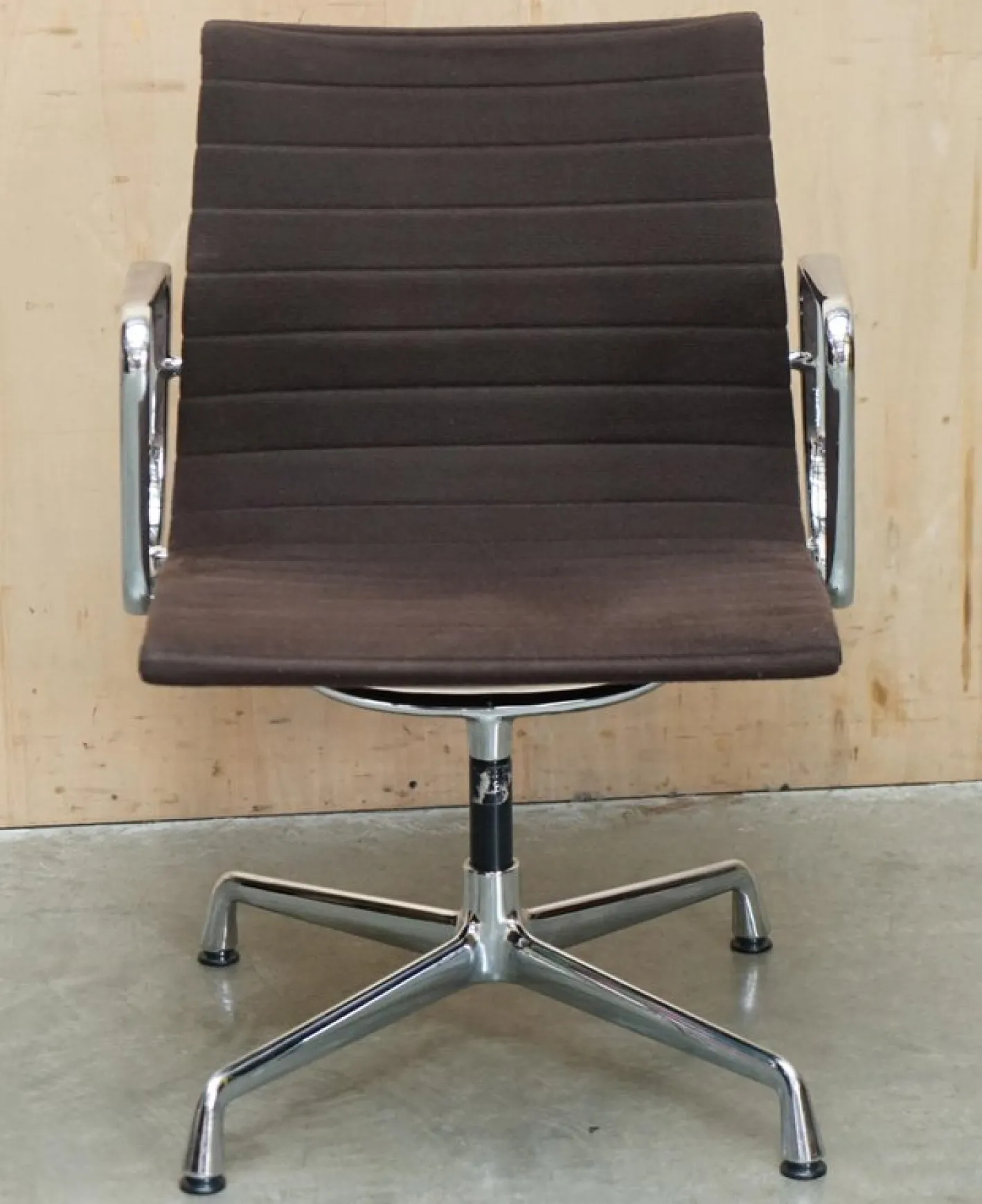 Brauner EA 108 Drehstuhl von Charles & Ray Eames