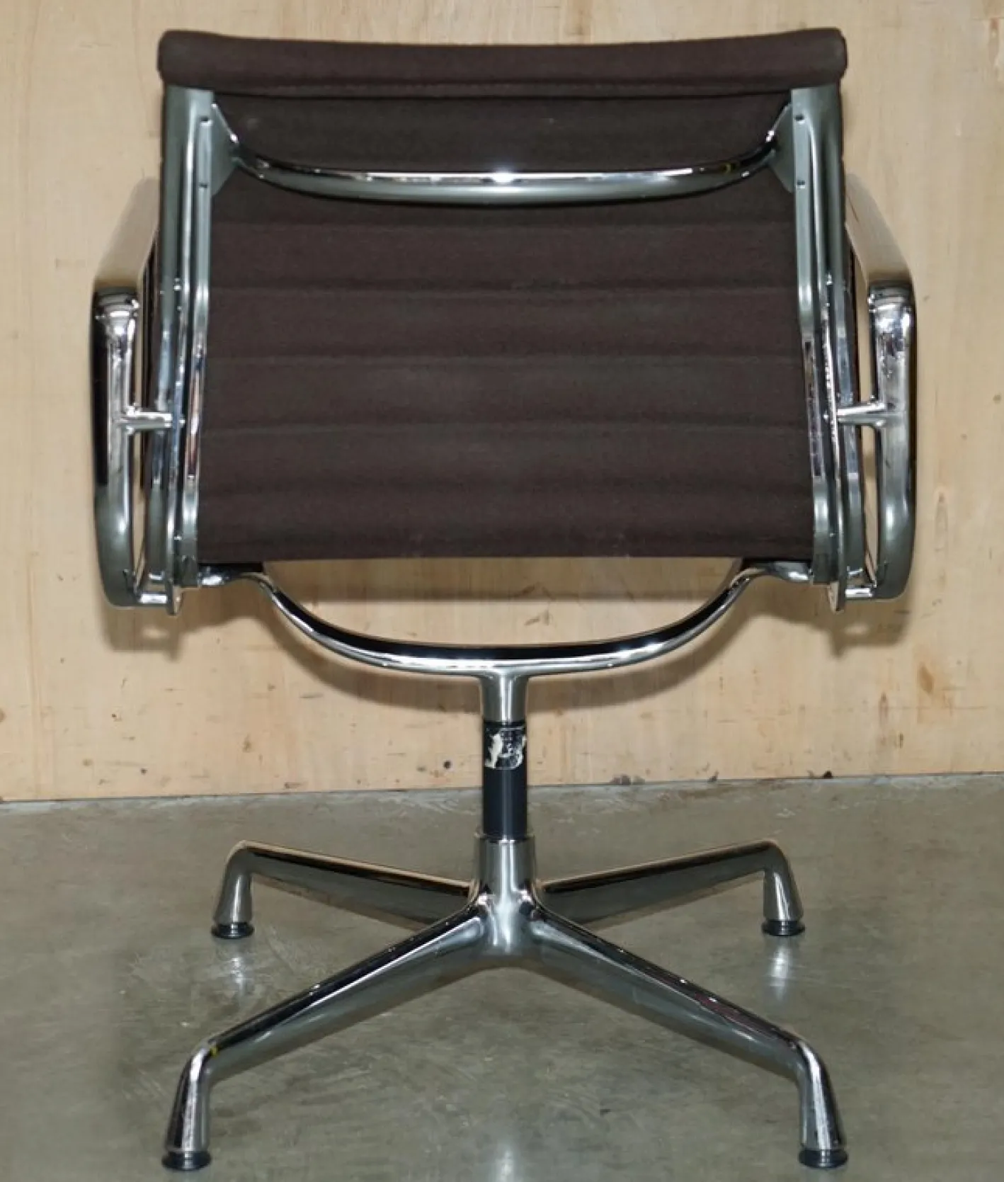 Brauner EA 108 Drehstuhl von Charles & Ray Eames