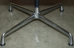 Brauner EA 108 Drehstuhl von Charles & Ray Eames