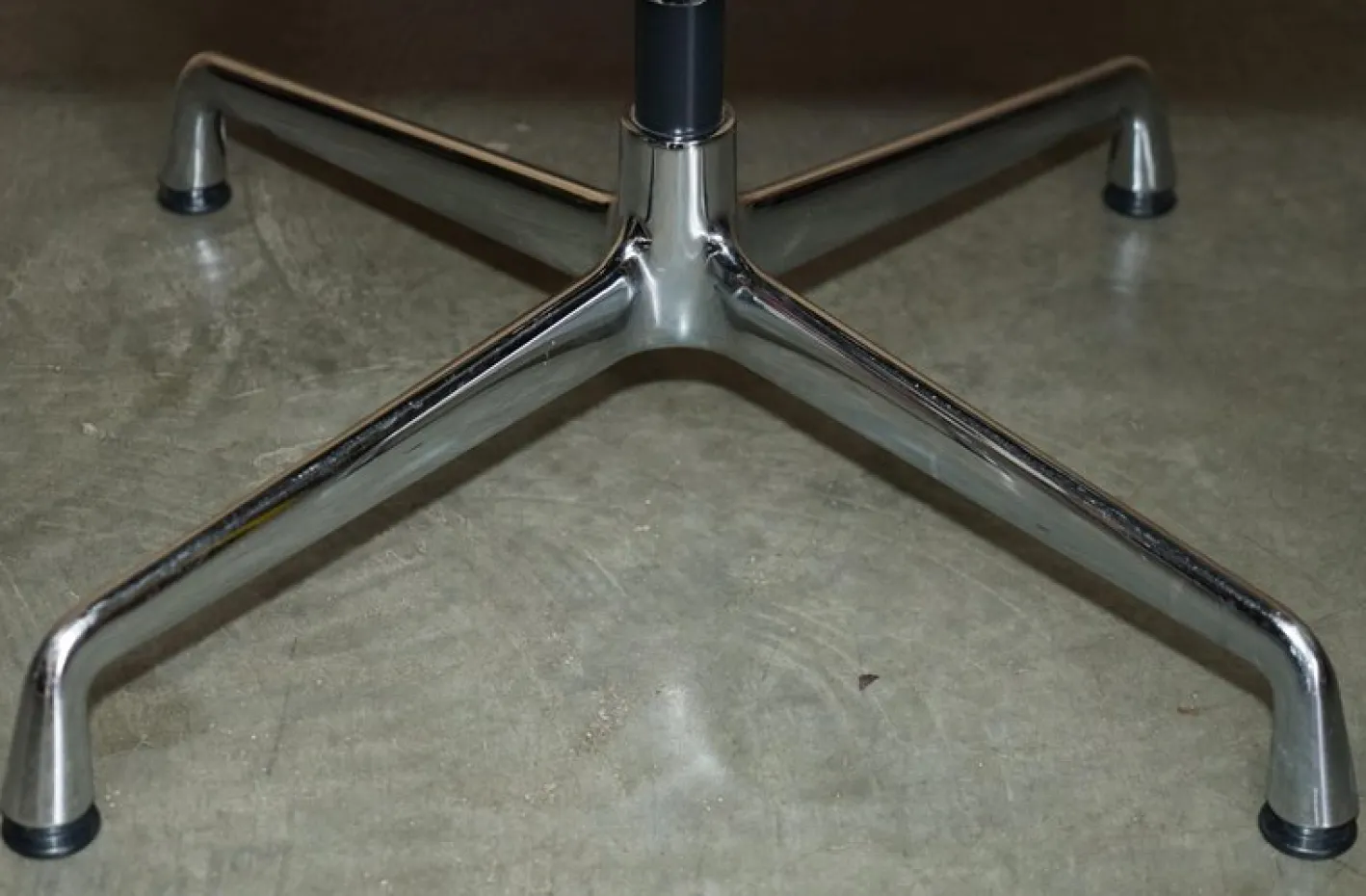 Brauner EA 108 Drehstuhl von Charles & Ray Eames