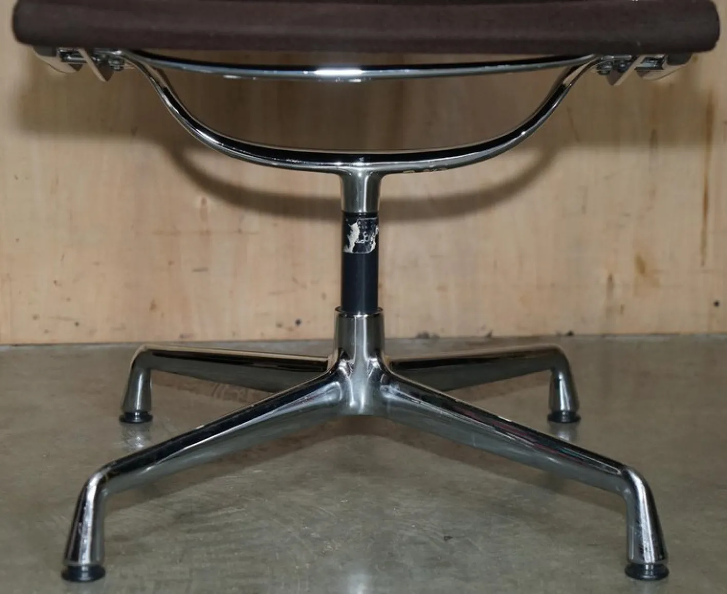 Brauner EA 108 Drehstuhl von Charles & Ray Eames