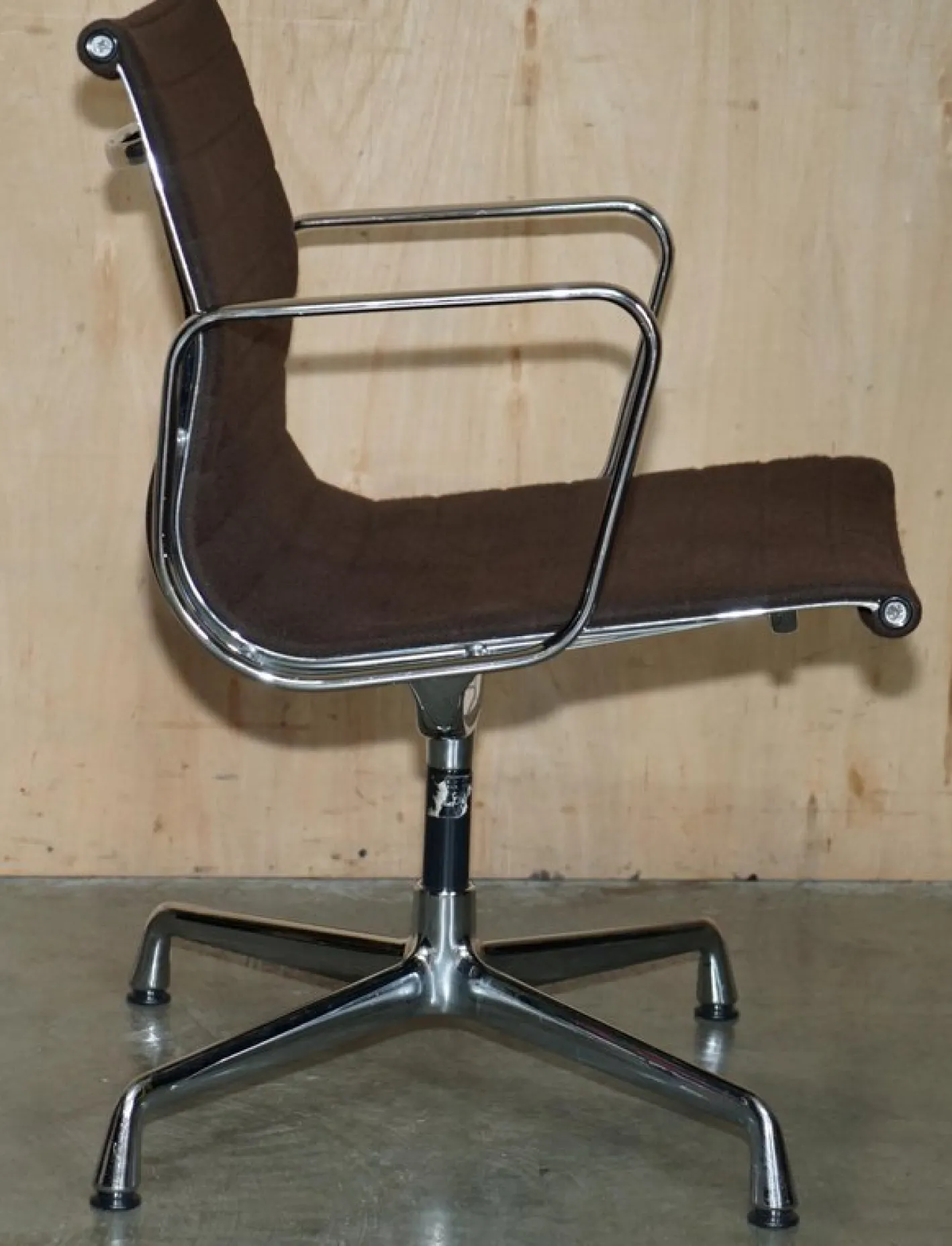 Brauner EA 108 Drehstuhl von Charles & Ray Eames