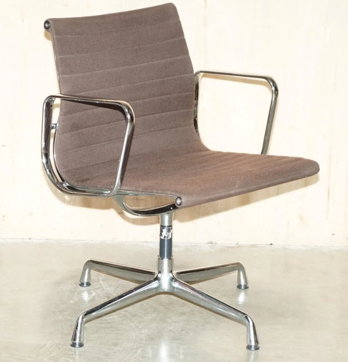 Brauner EA 108 Drehstuhl von Charles & Ray Eames