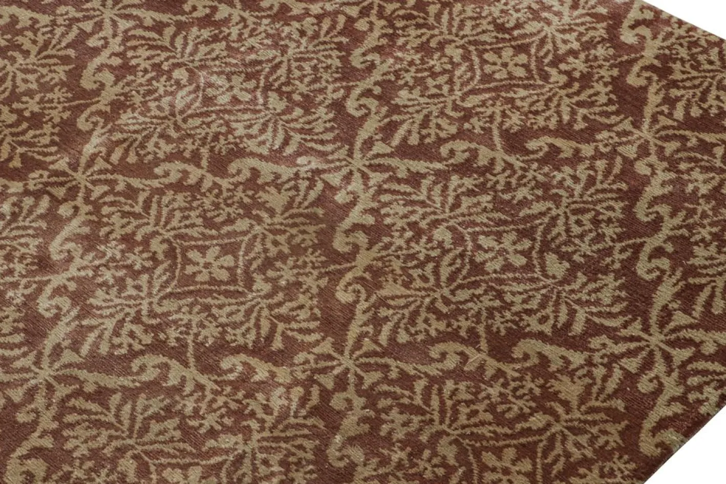 Brauner Teppich im spanischen europäischen Stil mit Blumenmuster von Rug&Kilim