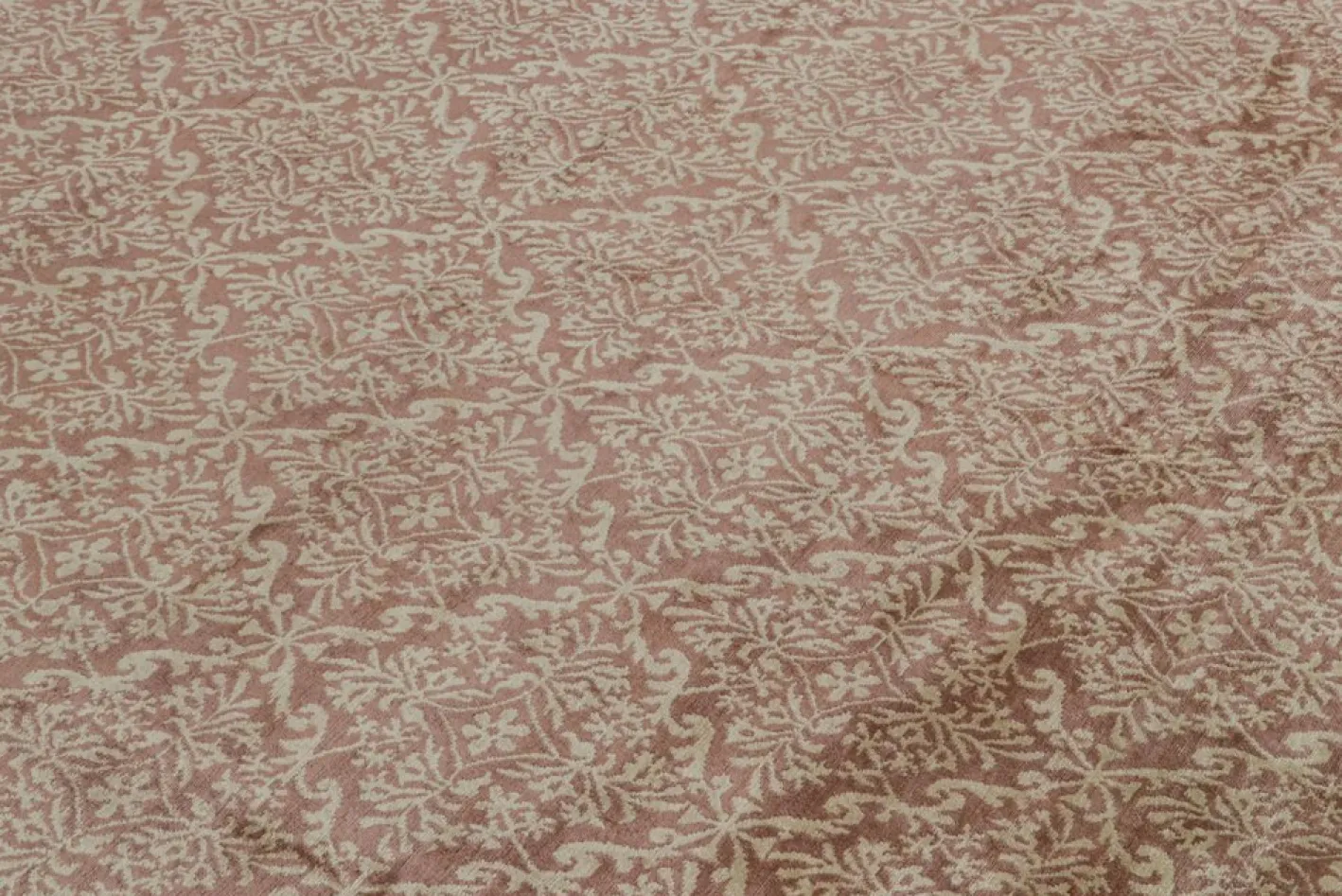 Brauner Teppich im spanischen europäischen Stil mit Blumenmuster von Rug&Kilim