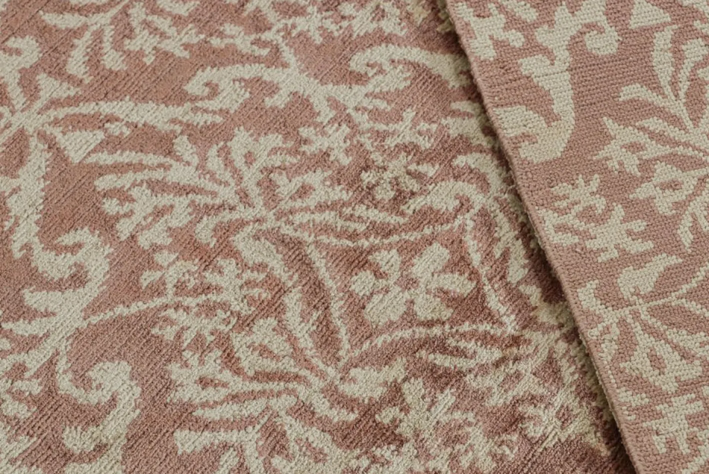 Brauner Teppich im spanischen europäischen Stil mit Blumenmuster von Rug&Kilim