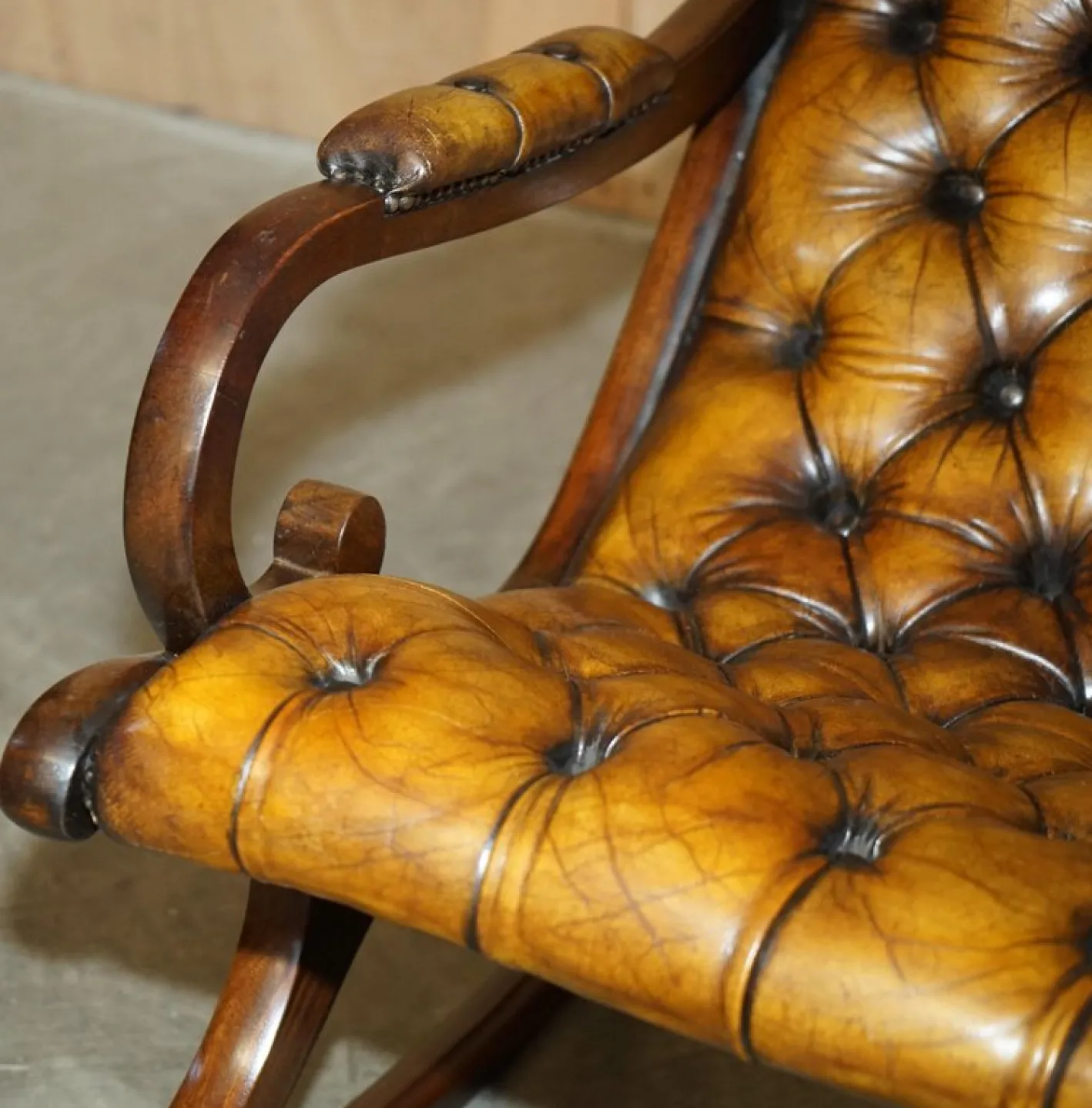 Brauner Vintage Chesterfield Schaukelsessel aus Leder