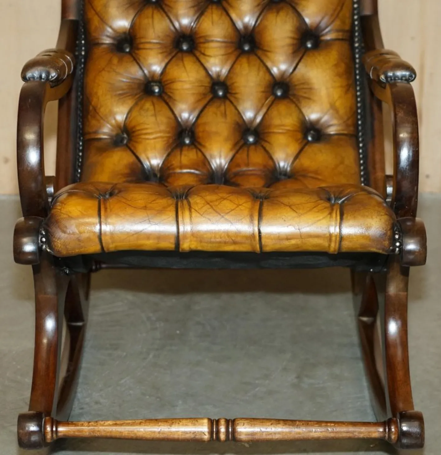Brauner Vintage Chesterfield Schaukelsessel aus Leder
