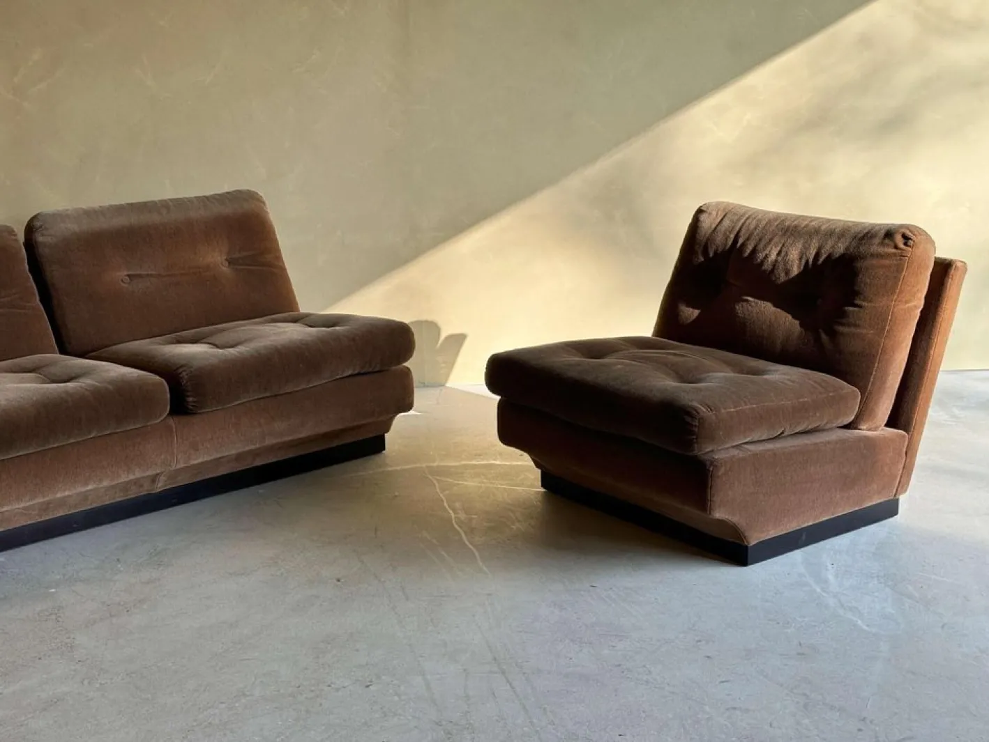 Braunes Samtsofa & Sessel von Paolo Caliari für Cassina, 1960er