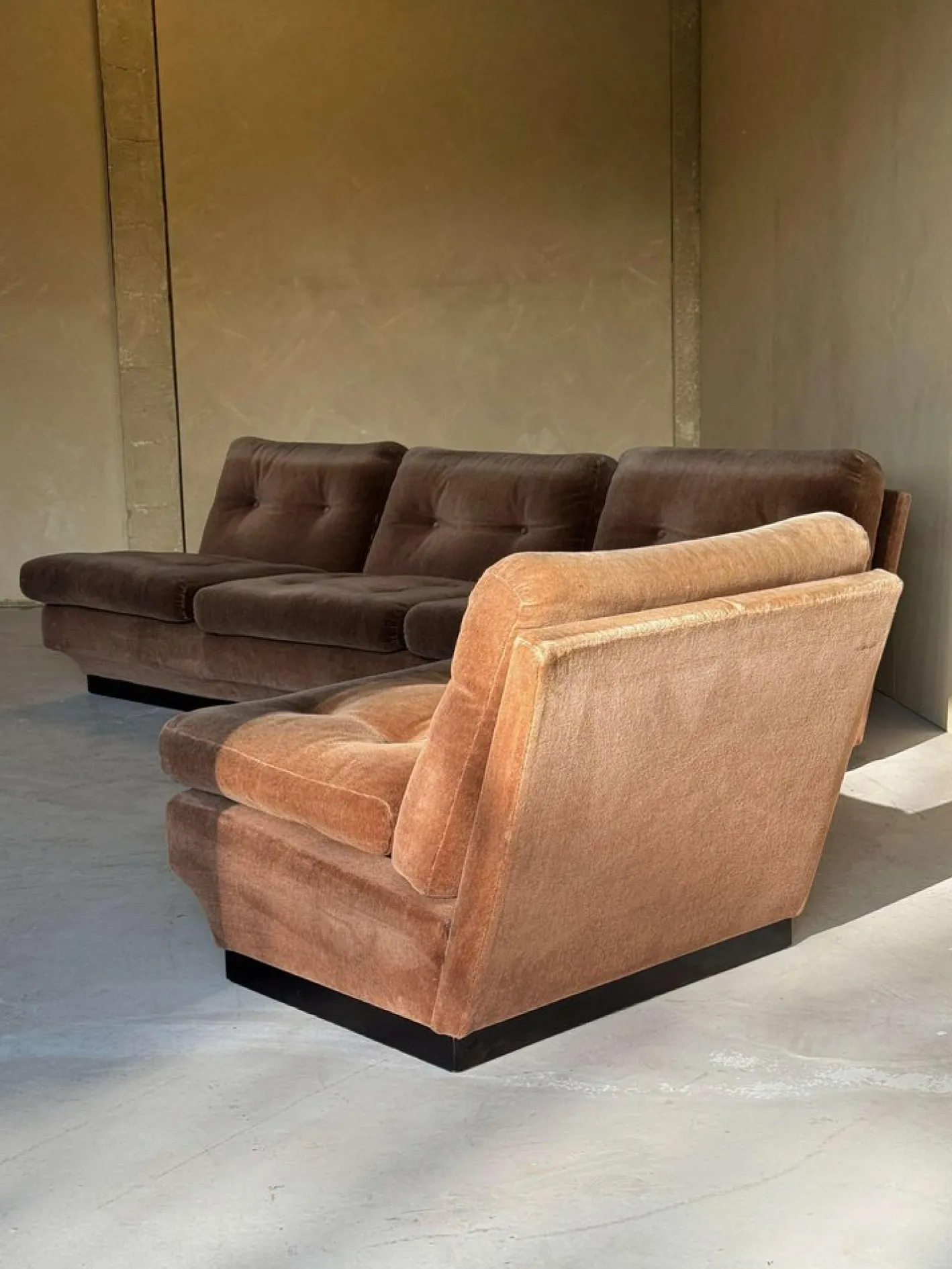 Braunes Samtsofa & Sessel von Paolo Caliari für Cassina, 1960er