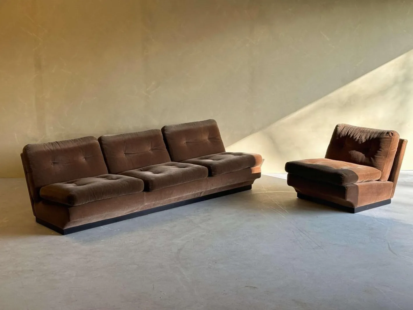 Braunes Samtsofa & Sessel von Paolo Caliari für Cassina, 1960er