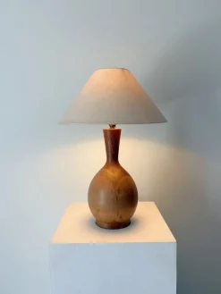 Britische Mid-Century Tischlampe aus Holz, 1960er