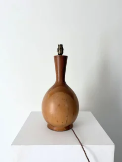 Britische Mid-Century Tischlampe aus Holz, 1960er