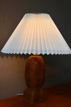 Brutalistische dänische Tischlampe aus handgeschnitztem Teak, 1960er
