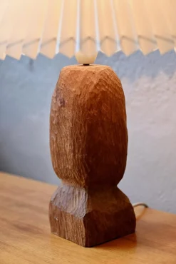 Brutalistische dänische Tischlampe aus handgeschnitztem Teak, 1960er