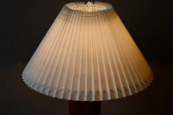 Brutalistische dänische Tischlampe aus handgeschnitztem Teak, 1960er