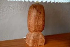 Brutalistische dänische Tischlampe aus handgeschnitztem Teak, 1960er