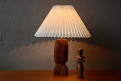 Brutalistische dänische Tischlampe aus handgeschnitztem Teak, 1960er