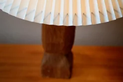 Brutalistische dänische Tischlampe aus handgeschnitztem Teak, 1960er